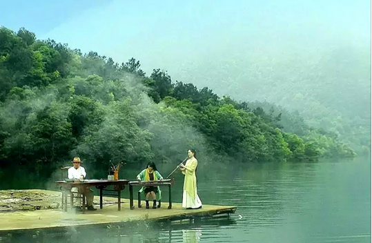 《移动的画案》漂移在千岛湖上