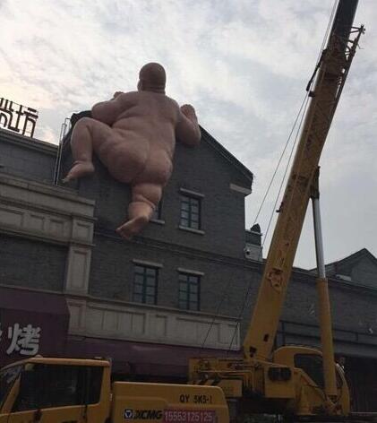 泉城路“快乐胖子”雕塑挂半年多再被拆 城管称：没规划