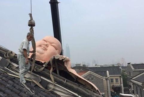 泉城路“快乐胖子”雕塑挂半年多再被拆 城管称：没规划