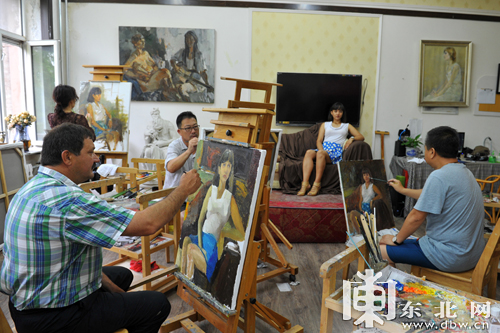 四国画家齐聚黑河学院 以艺会友举办“夏研”油画创作活动