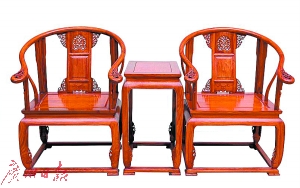 缅甸花梨制作的皇宫椅，市场售价已经涨了不少。