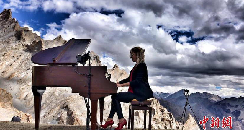 来自海拔5000米山上的音乐 励志钢琴家完成高原演唱会