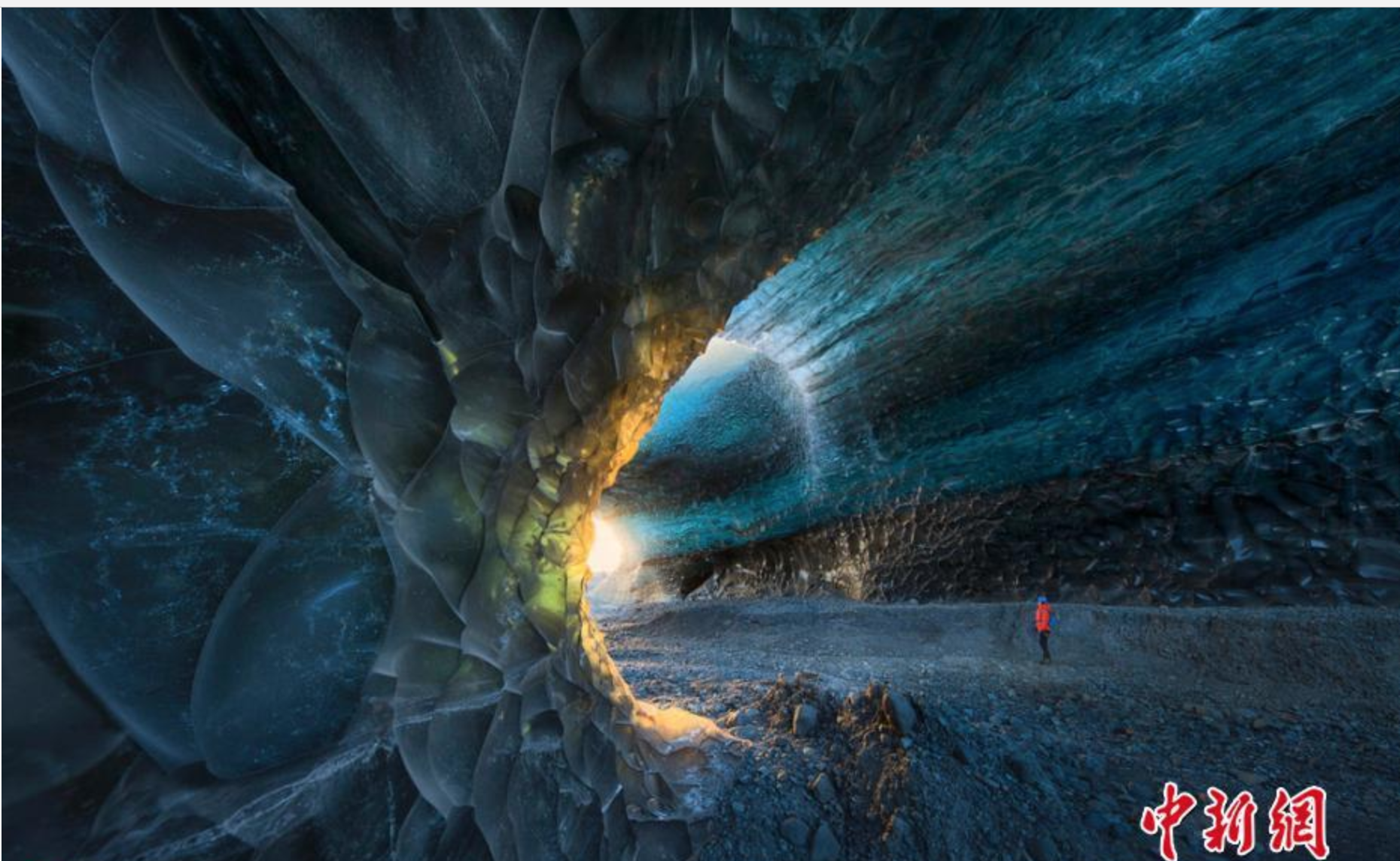 摄影师拍冰岛震撼冰洞景观 仿佛神秘异世界